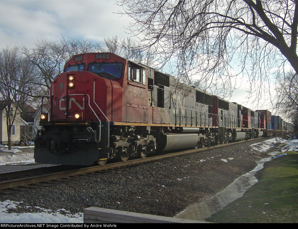 CN 5603 leads a nice matching set of SD70/75Is on Q193